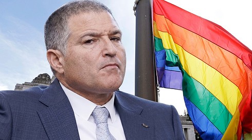 ראש שב"כ דוד זיני על רקע דגל הגאווה